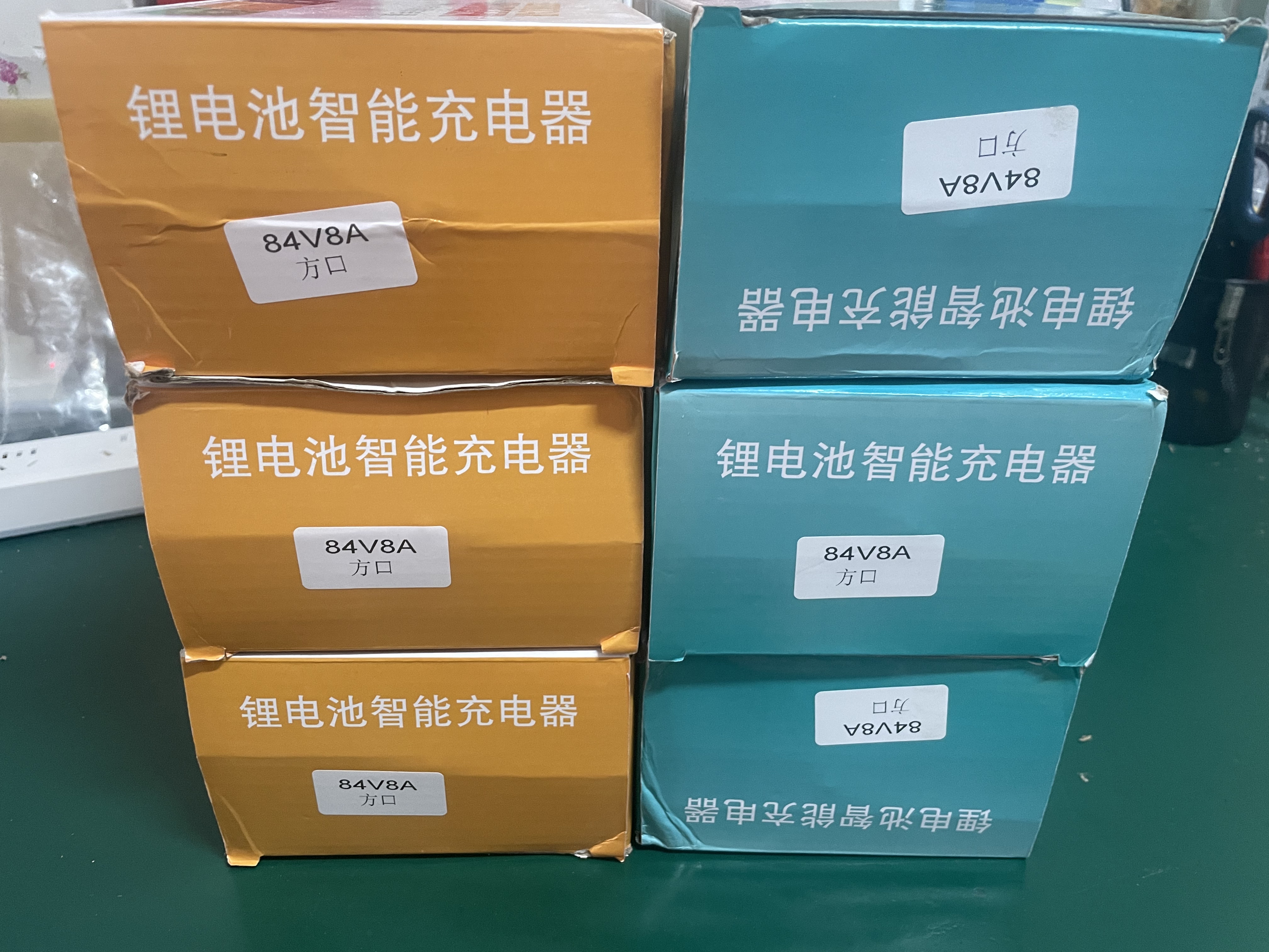锂电池充电器(欣动力)品牌 84V8A塑壳品字口，输入是2角插头，