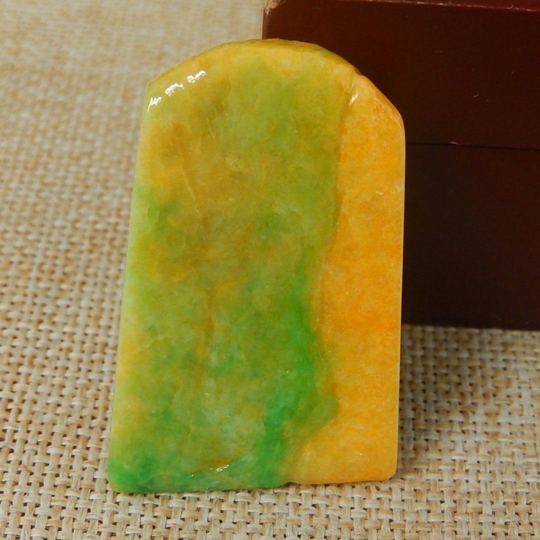 缅甸A货翡翠大马坎黄加绿边角料