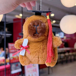 新款博士帽卡皮巴拉挂件创意毛绒玩偶水豚钥匙扣毛绒包包挂件