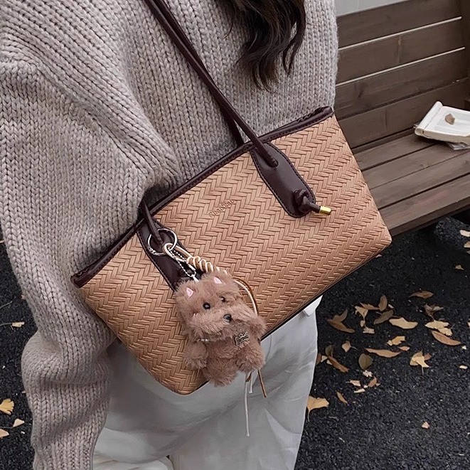 秋季复古通勤水桶包包2025编织女式新款大容量单肩包韩国小众设计