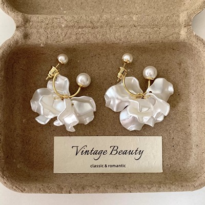 小白裙超仙法式纯白花朵珍珠耳环