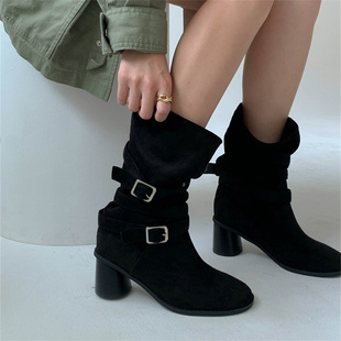 小池在首尔24年秋季 圆头粗跟绒面皮带扣套筒骑士欧美风女靴 新款