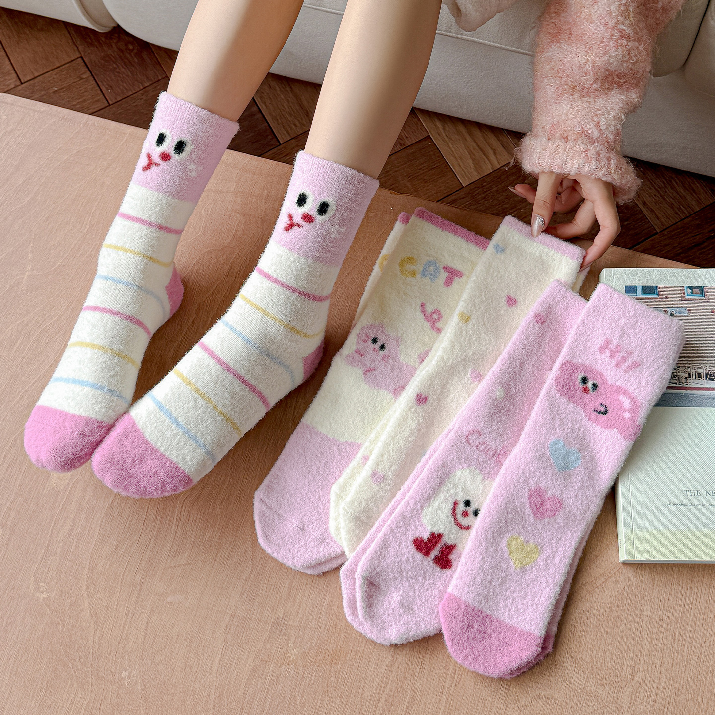 毛绒袜子女秋冬珊瑚绒月子袜加厚保暖日系澳绒棉袜居家地板睡眠袜