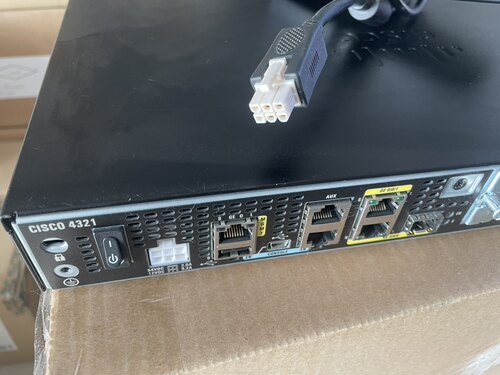 思科ISR4321路由器，原装二手，带电源适配器，成色好。