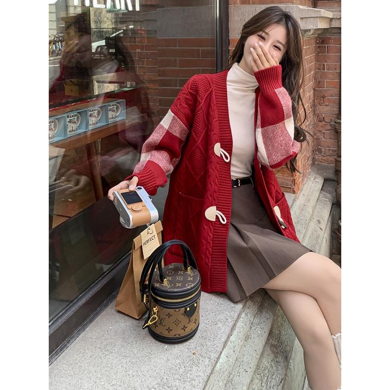 香港新年圣诞红色牛角扣毛衣针织开衫女春秋宽松慵懒风小个子外套
