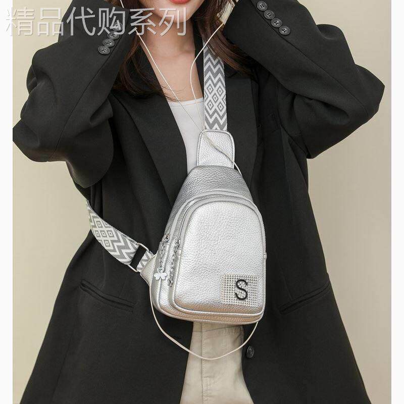 轻奢时尚斜挎胸前包包女2026新款软皮百搭斜挎包休闲真皮小胸包潮