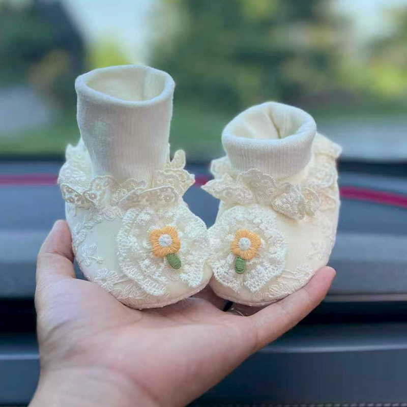 婴儿鞋女宝蕾丝花边鞋袜春秋冬季加绒保暖防掉脚套6-8-12个月甜美