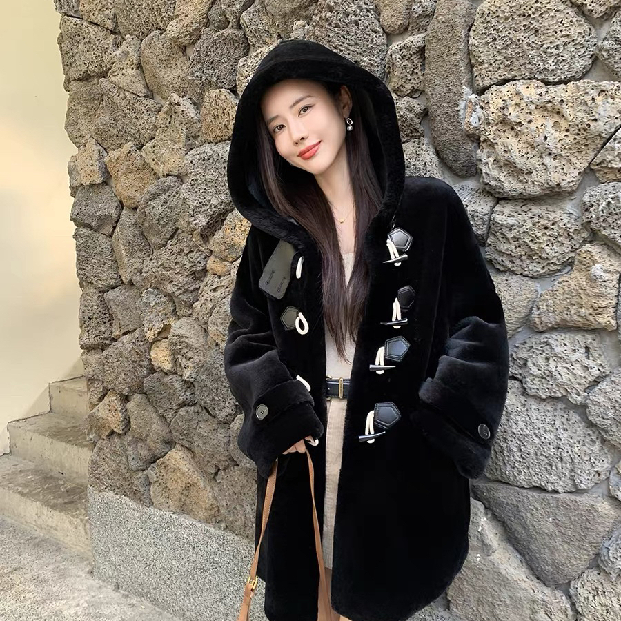 多多小众设计感连帽牛角扣中长款保暖皮毛一体外套M2