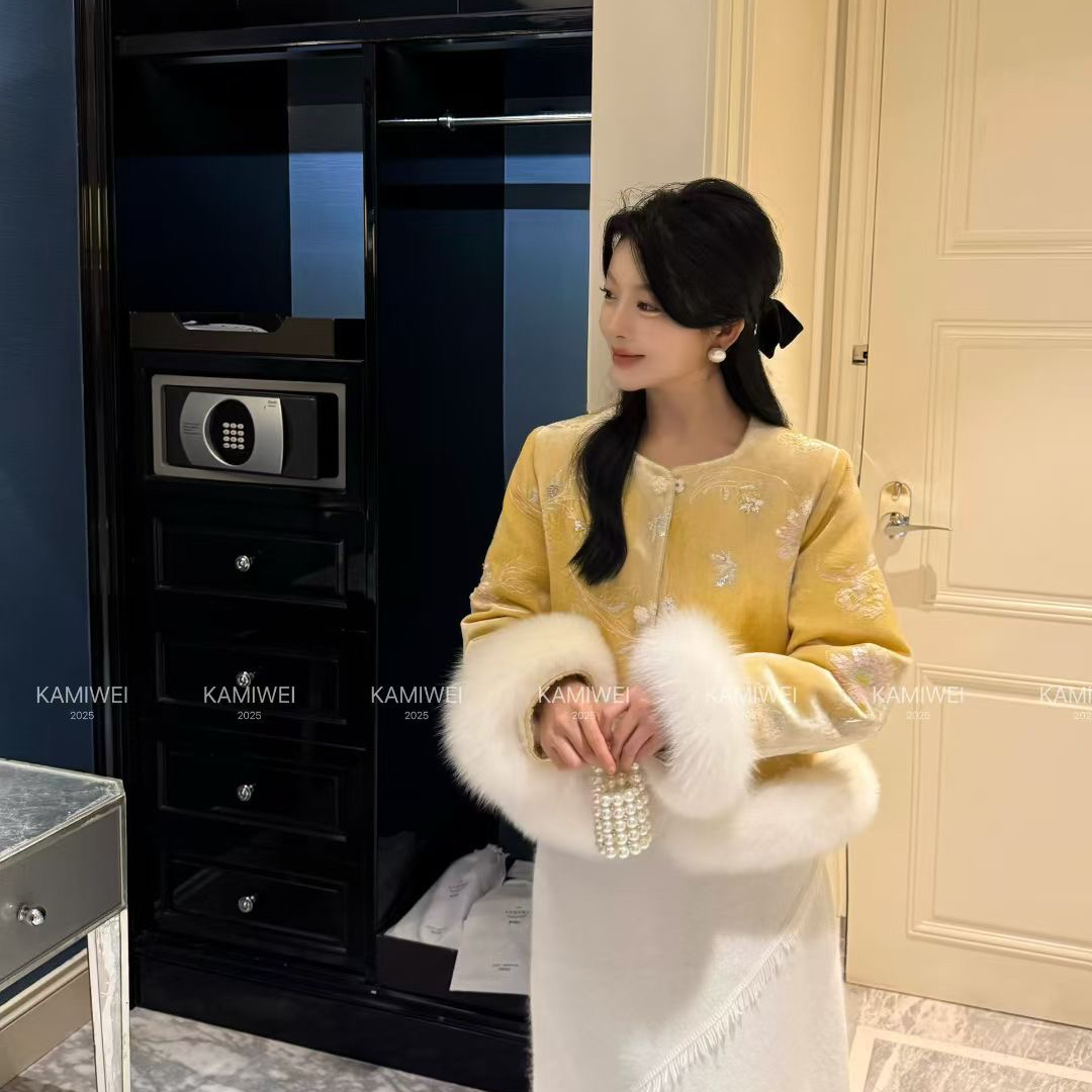 多多店珠片刺绣保暖羽绒服外套(配可拆卸真狐狸毛袖口)KMW95188