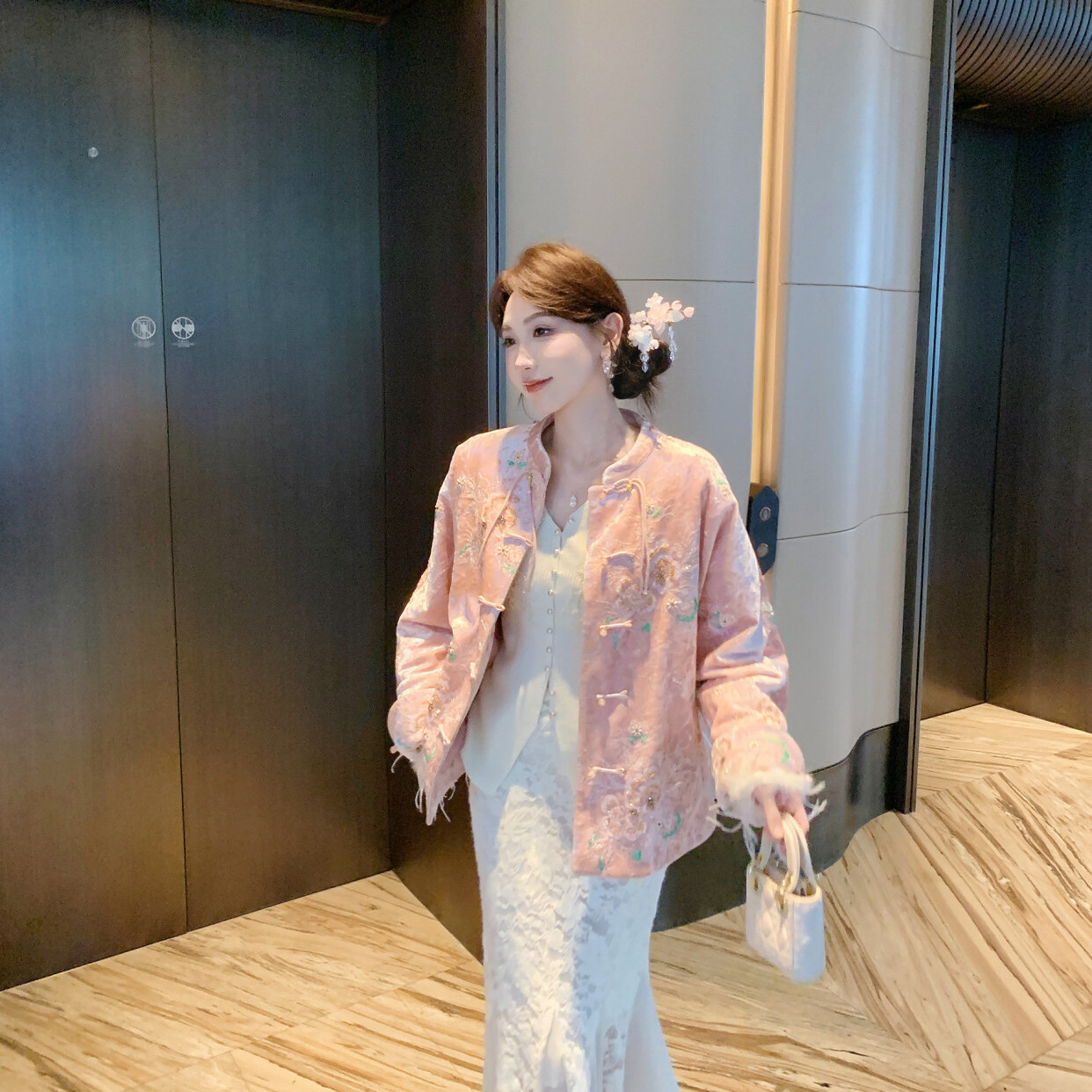 多多店国风新中式-式丝绒刺绣钉珠国风内胆保暖羽绒服外套W343