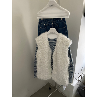 一善服饰冬上新韩系慵懒高级感女冬新款韩版百搭V领毛绒绒马甲(只