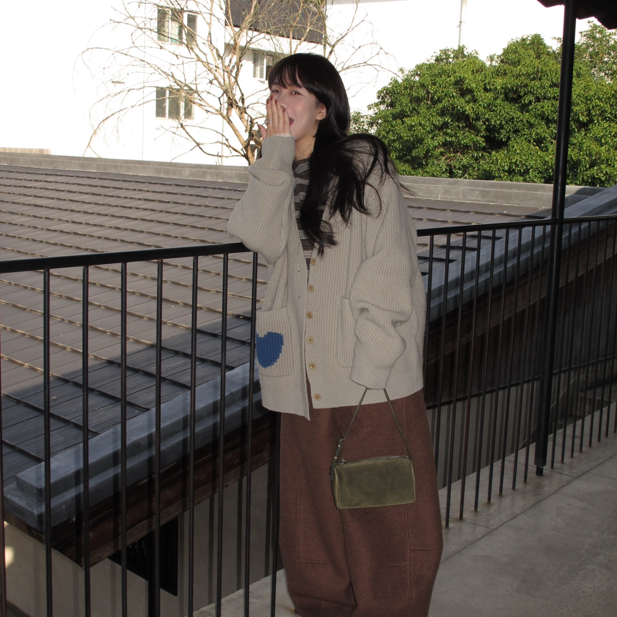 FEEL BLESSE多计师品牌V领爱心口袋开衫毛衣(含100羊毛)AXM532077