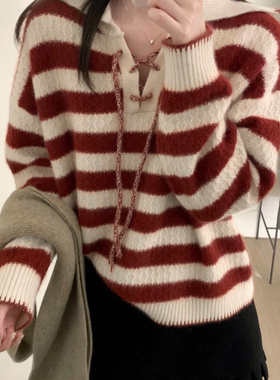 多多设计白条休闲条纹翻领系带交叉领套头毛衣(含10羊毛)SYW5937