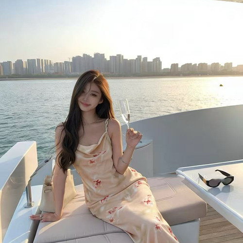 多多新法式浪漫度假风优雅气质吊带连衣裙(不含鞋子+墨镜)J1921