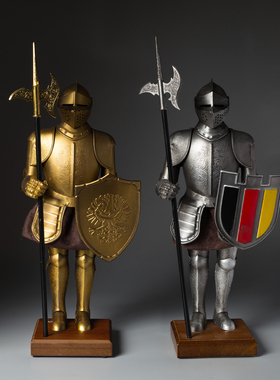 小盔甲32厘米高，带武器35厘米高，铁制