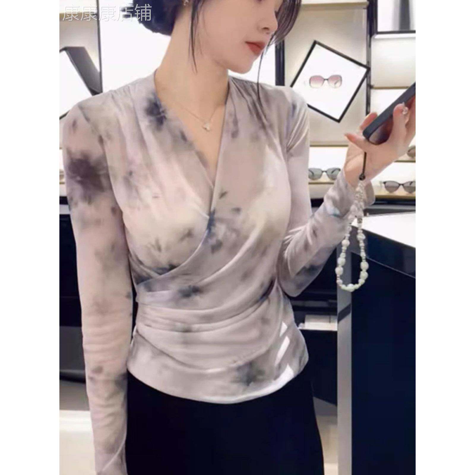 v领交叉晕染网纱小衫女早秋新款欧货修身显瘦衬衫收腰印花薄上衣