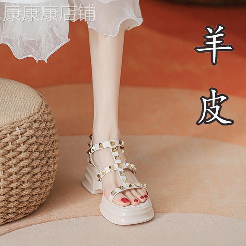 铆钉松糕厚底凉鞋女2026新款夏季时装仙女羊皮露趾法式高跟罗马鞋