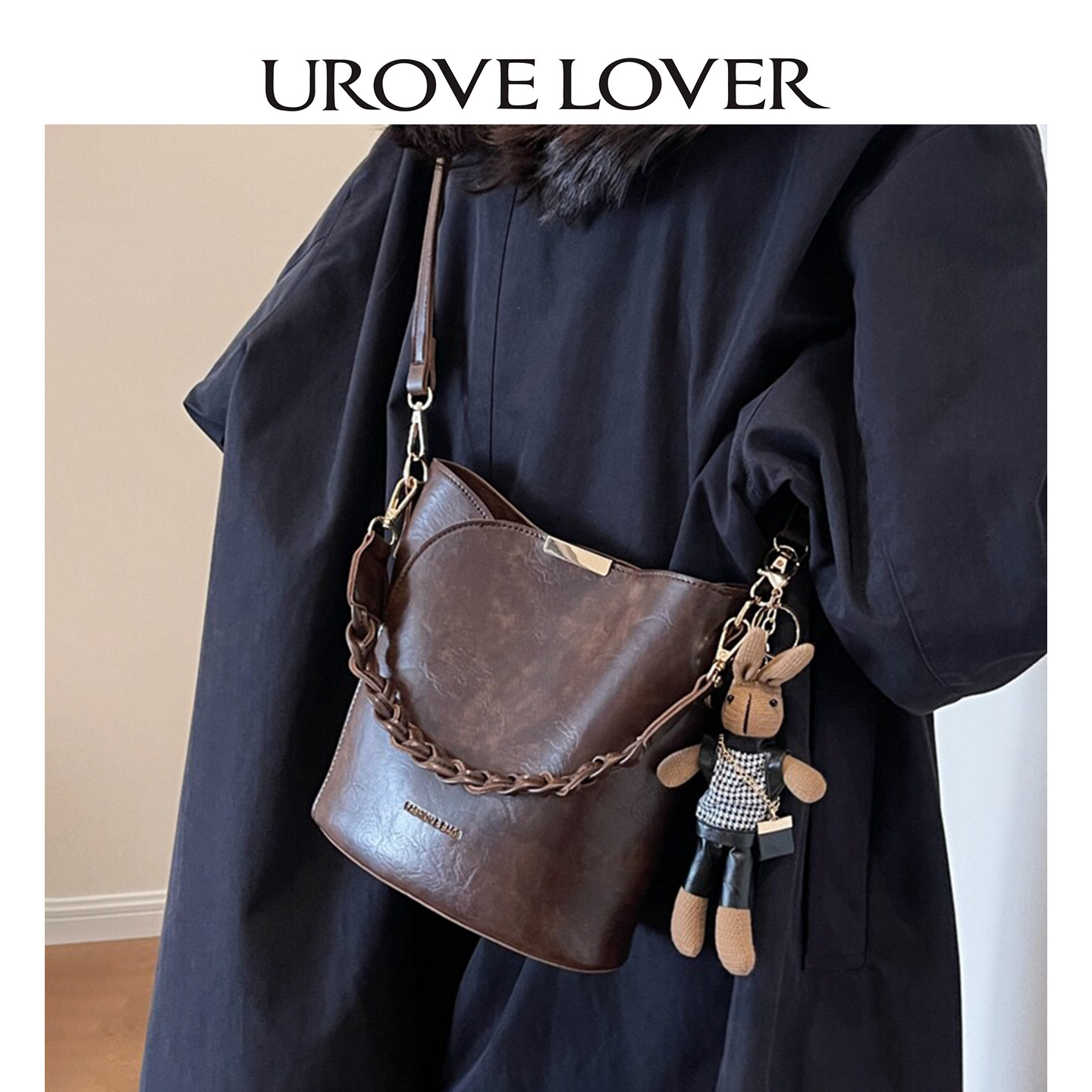 UR旗舰店休闲水桶包包女款2026新款时尚手提包百搭通勤单肩斜挎包