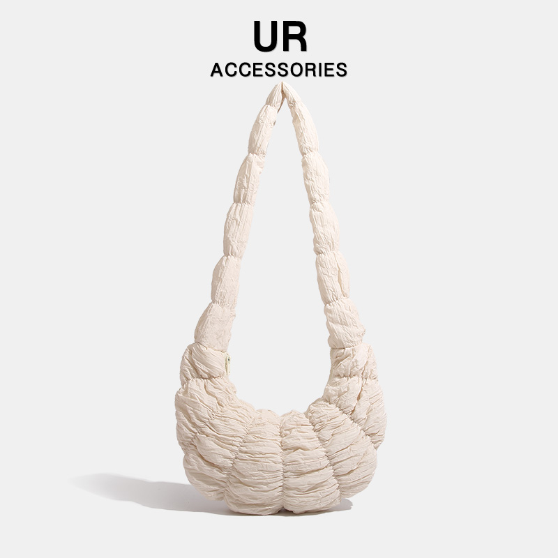 UR大容量褶皱斜挎云朵包