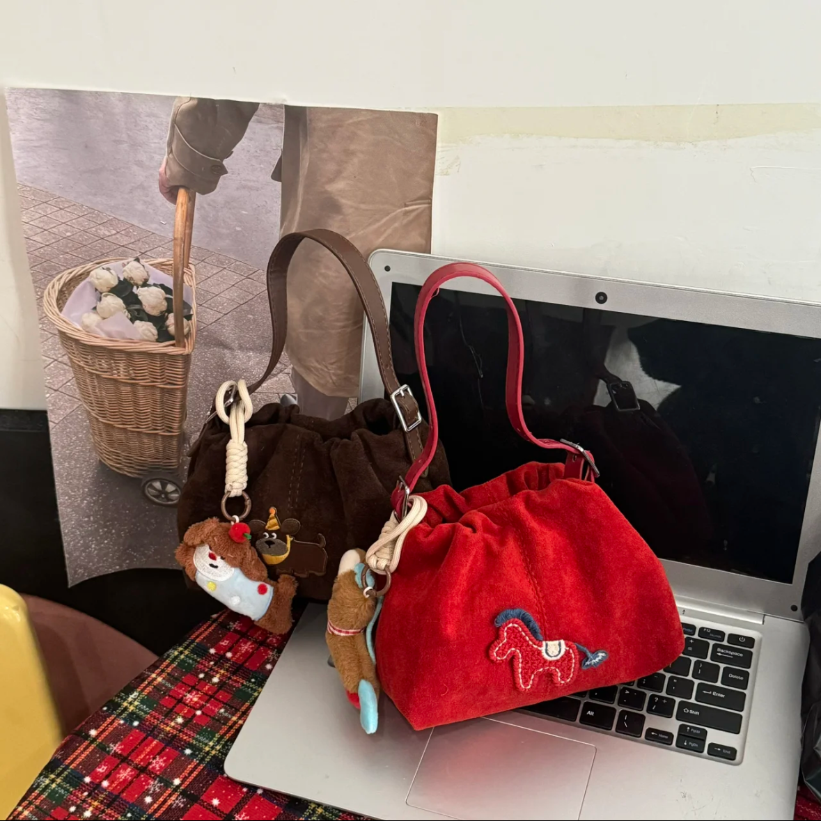 小众原创新年可爱小马手提包2026新款刺绣水桶包高级感单肩斜挎包,箱包皮具/热销女包/男包,水桶包,淘宝优惠券,粉丝福利购,淘宝优惠卷