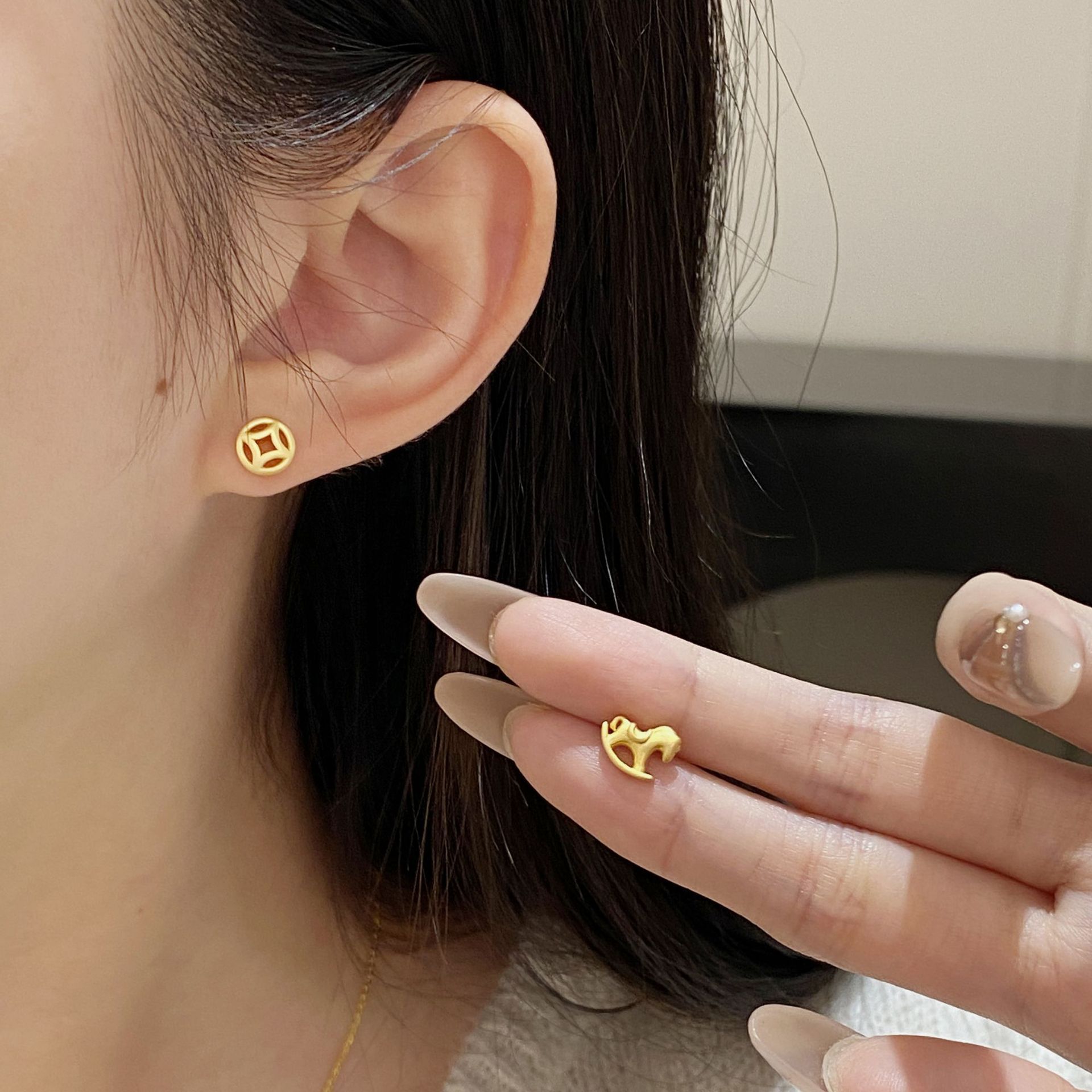 S925纯银通体纯银木马铜钱不对称耳钉女简约精致高级感马年耳饰