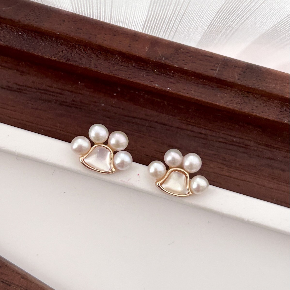 s925银针*家珍珠耳环小众设计天然白贝母猫爪耳钉女可爱耳饰