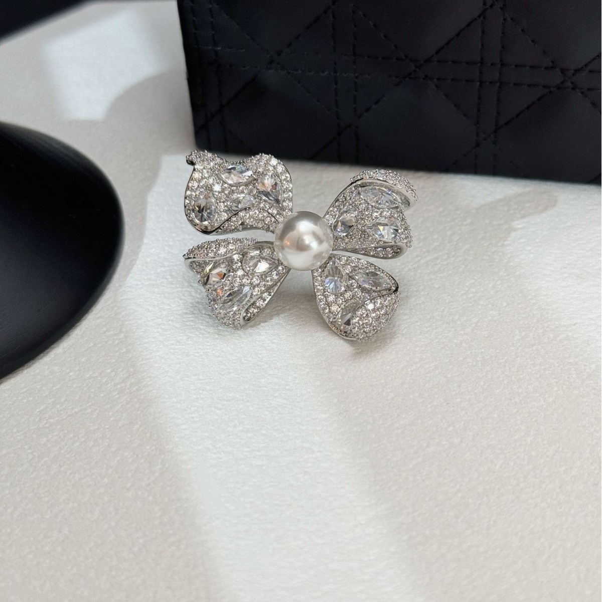 施家澳白珍珠别针满钻丝绸蝴蝶结胸针女优雅气质西装秋冬毛衣胸花