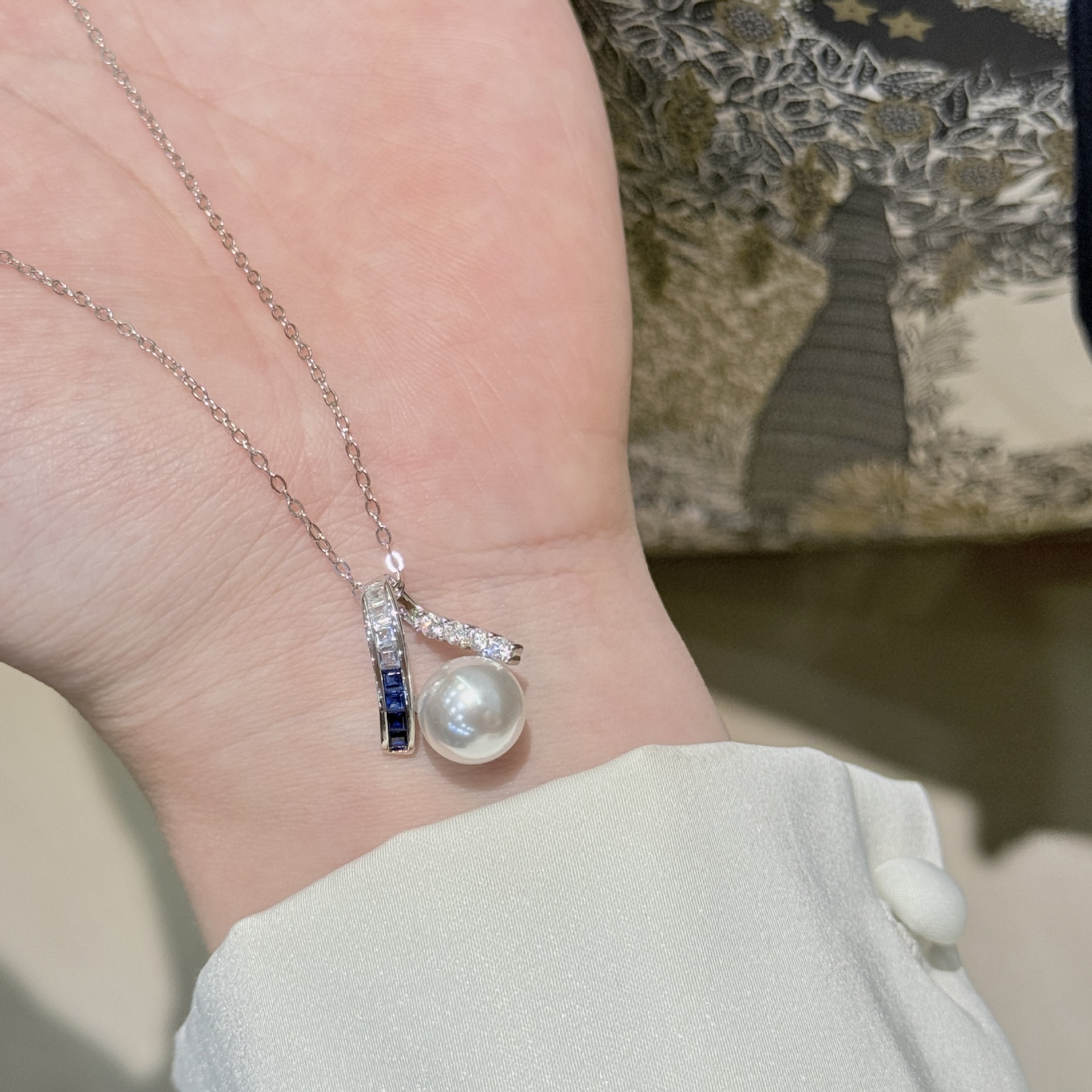 s925纯银V渐变吊坠施家澳白珍珠字母项链轻奢小众锁骨链女高级感