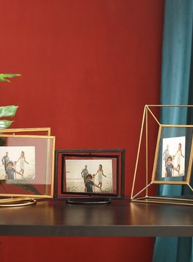Nordic iNs three-dimeNsioNal metal glass photo frame oN the