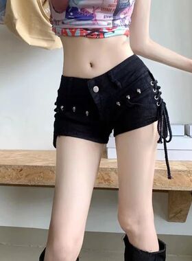 低腰包臀牛仔短裤女Low waist hip hugging riveted denim shorts