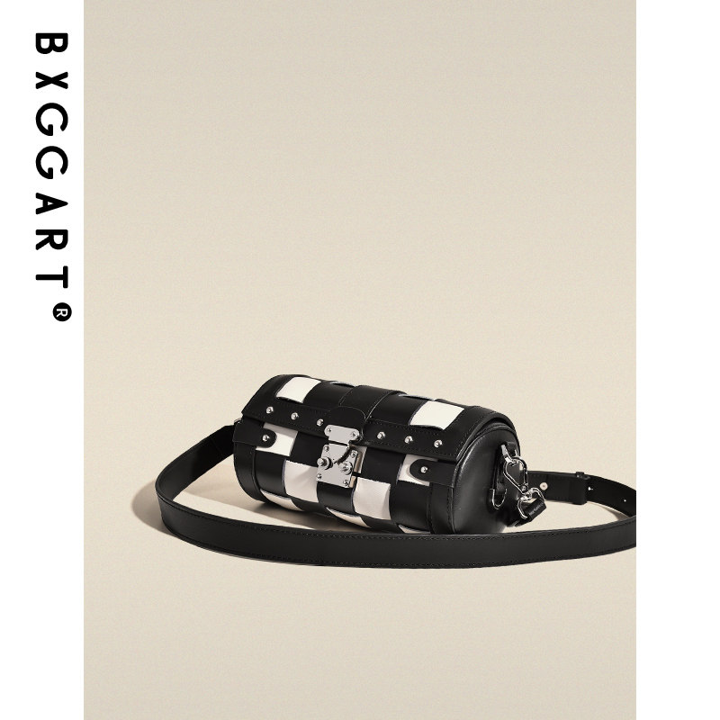 真皮棋盘格小众设计圆筒包女2022年新款时尚黑白格斜挎包波士顿包