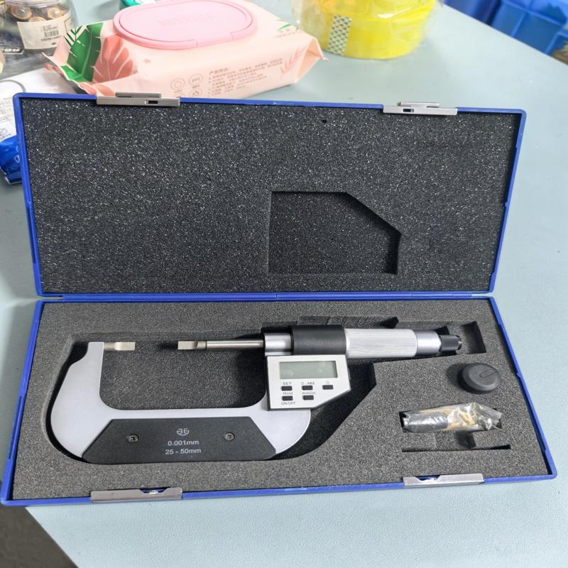 青量电子数显外径千分尺，量程25-50mm，精度0.(议价）