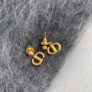 CD耳钉！金色复古高级感字母耳环女简约小巧气质百搭吊坠耳饰银针