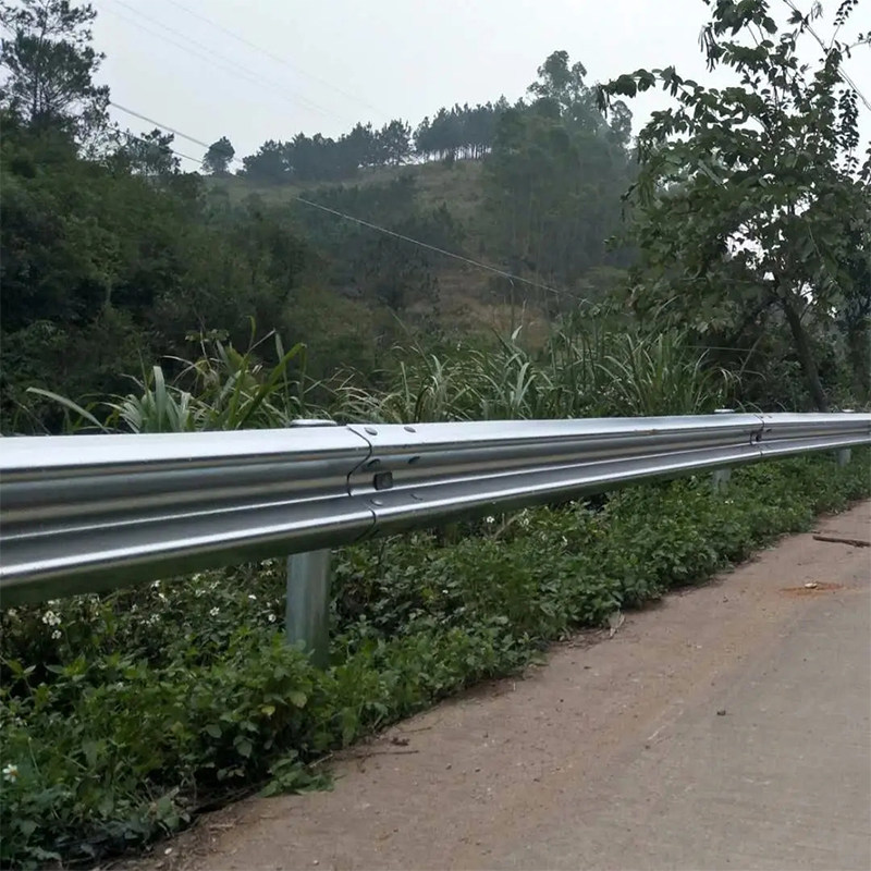 波形护栏乡村道路防撞防护国标热镀锌双波三波专业安装队厂家现货高性价比高么？