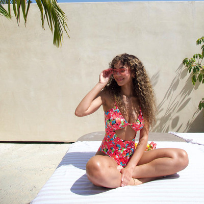 新款美国品牌设计感度假连体泳衣