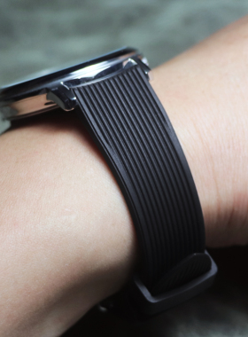 微弧形通用薄款柔软舒适防水不易沾尘氟硅胶橡胶20mm22mm潜水表带