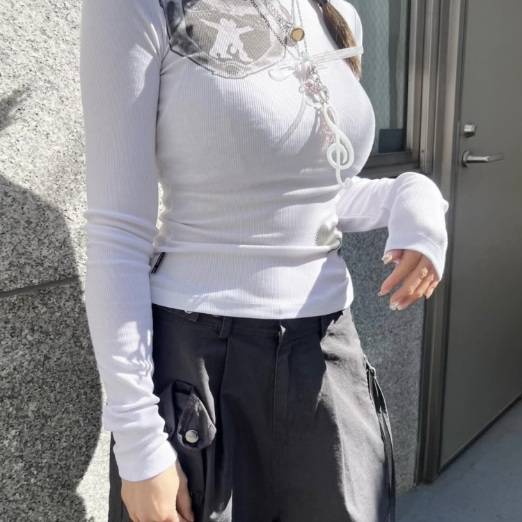 7天*OPNYY 25早春新品 爱心拥抱小人涂鸦印花修身长袖打底衫