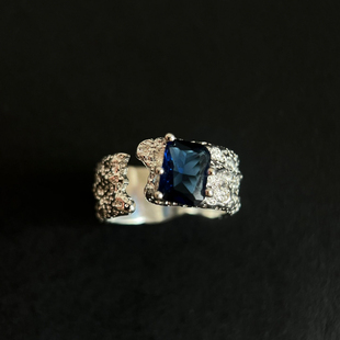 「深海裂隙」肌理感蓝彩宝戒指满钻镶嵌开口指环小众轻奢精致饰品