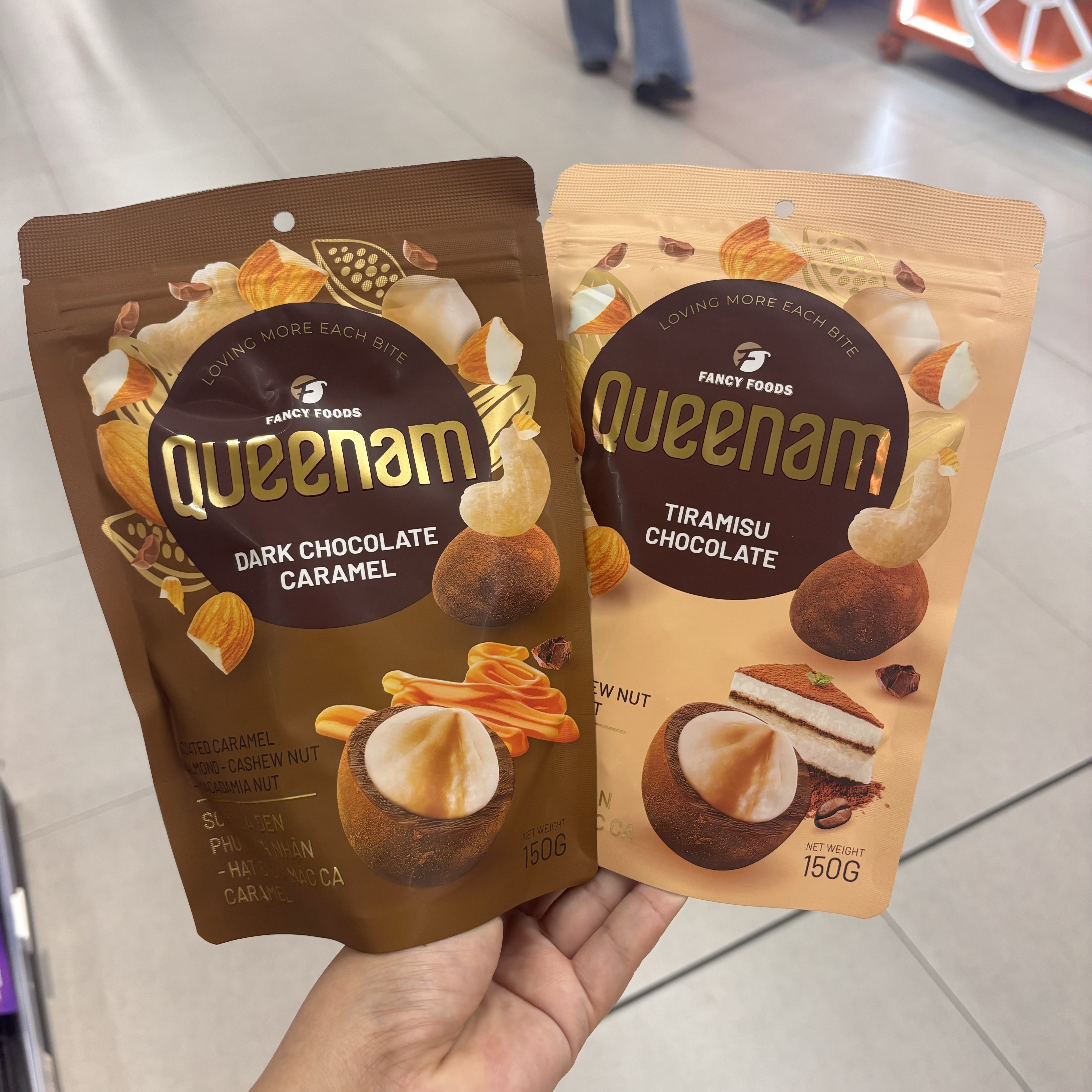 坚果仁夹心提拉米苏/焦糖味坚果夹心黑巧克力制品 150g 越南进口