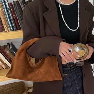 女包2025新款秋冬磨砂牛皮简约手拎包鹿皮反绒三角包个性斜挎包潮