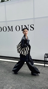 朵朵女包大容量单肩腋下包弹力织布黑白条纹布包懒惰风饺子托特包