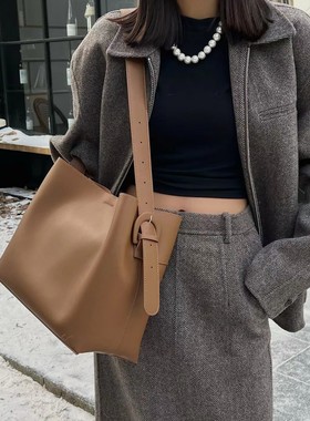欧货女包2024秋冬新款牛皮时尚单肩包通勤斜挎水桶包高级感托特包