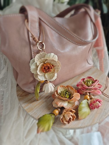 茶花。芳圃原创纯牛皮手工立体花朵古朴简洁挂件项链车挂