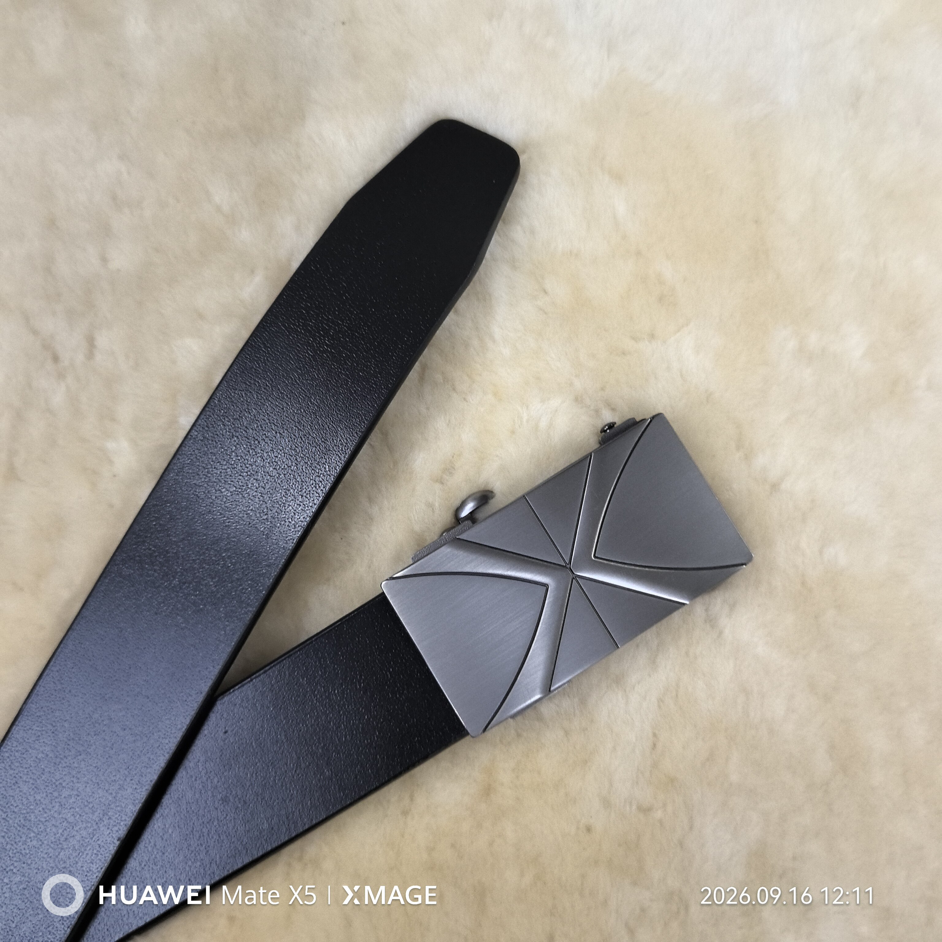 合金扣未知+头层水牛皮平纹图片