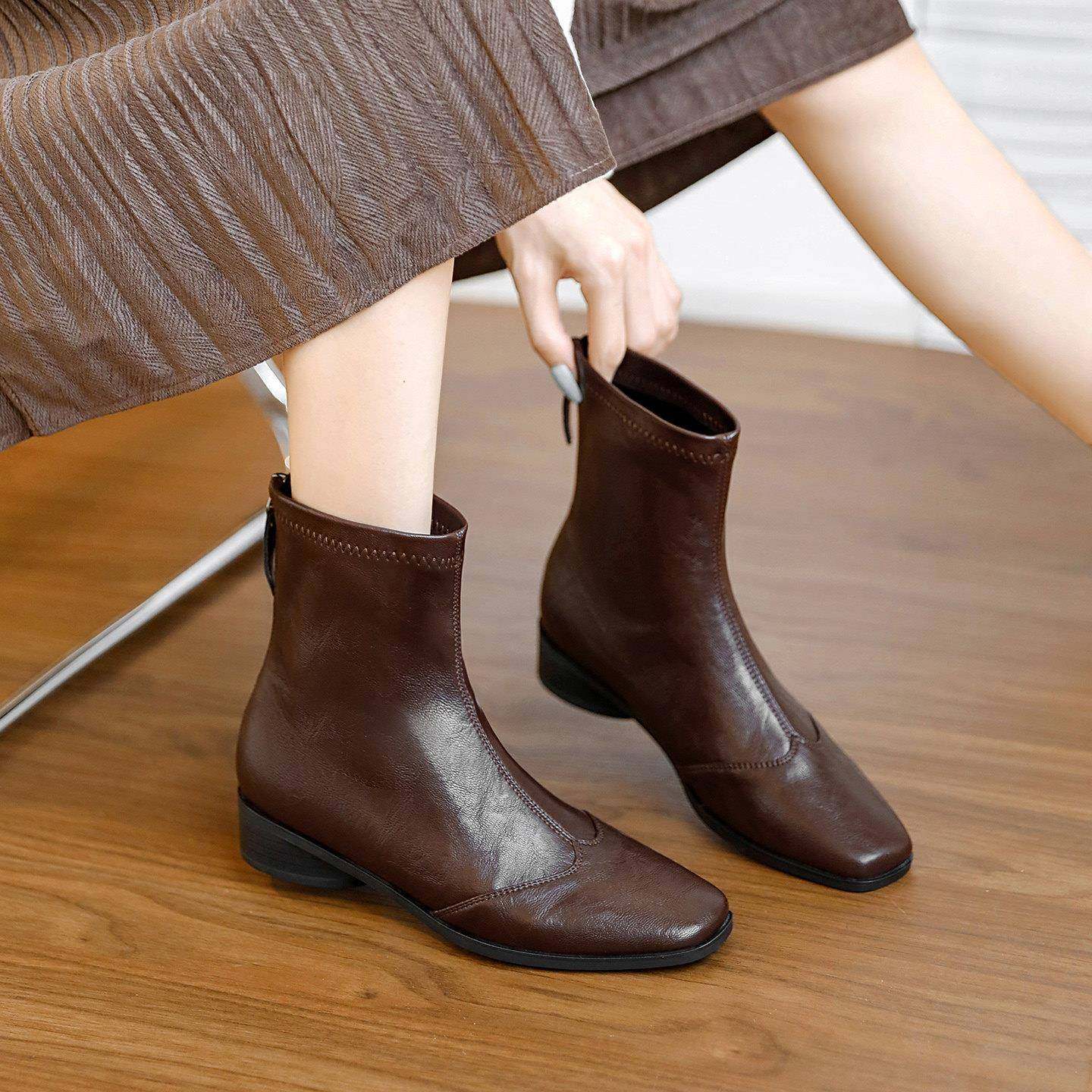 秋冬新款3厘米低跟棕色弹瘦瘦短靴女粗跟后拉链加绒方头时装1222z