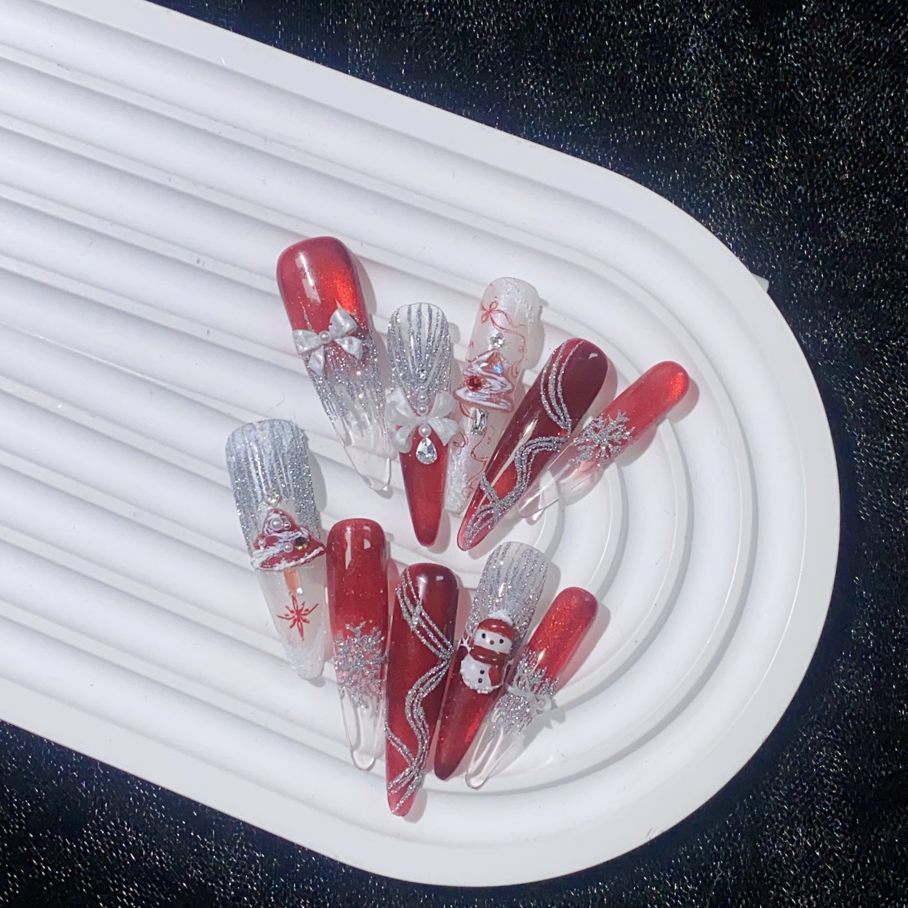 穿戴甲红色银色雪花装饰高级感