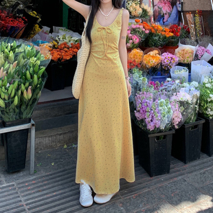 甜美风黄色碎花吊带连衣裙度假风纯欲收腰A摆长裙 HEYOUNGIRL法式