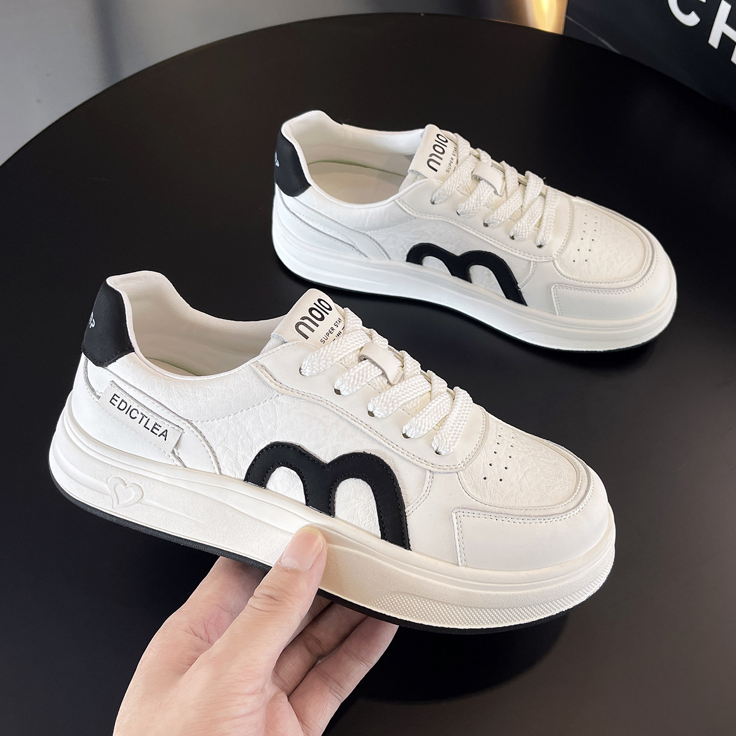 春季软底平底小白鞋女鞋2026新款百搭超火学生舒适不累脚休闲板鞋