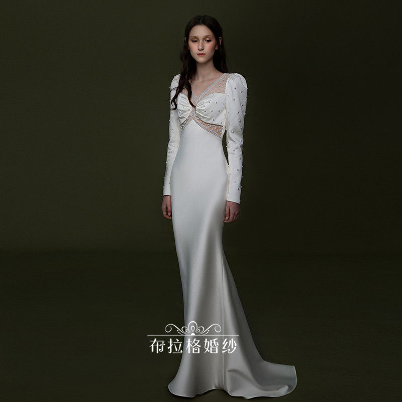 复古风修身鱼尾软缎收腰主婚纱