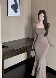法式气质高级感包臀打底裙女秋冬配大衣内搭方领收腰显瘦连衣裙子